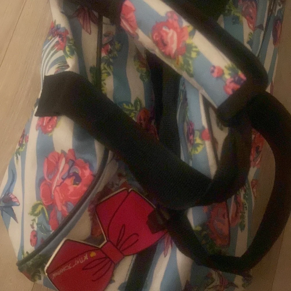 ๐ Airport luggage Betsey Johnson Weekender Roller Carry on Pink Floral Travel - Picture 8 of 9